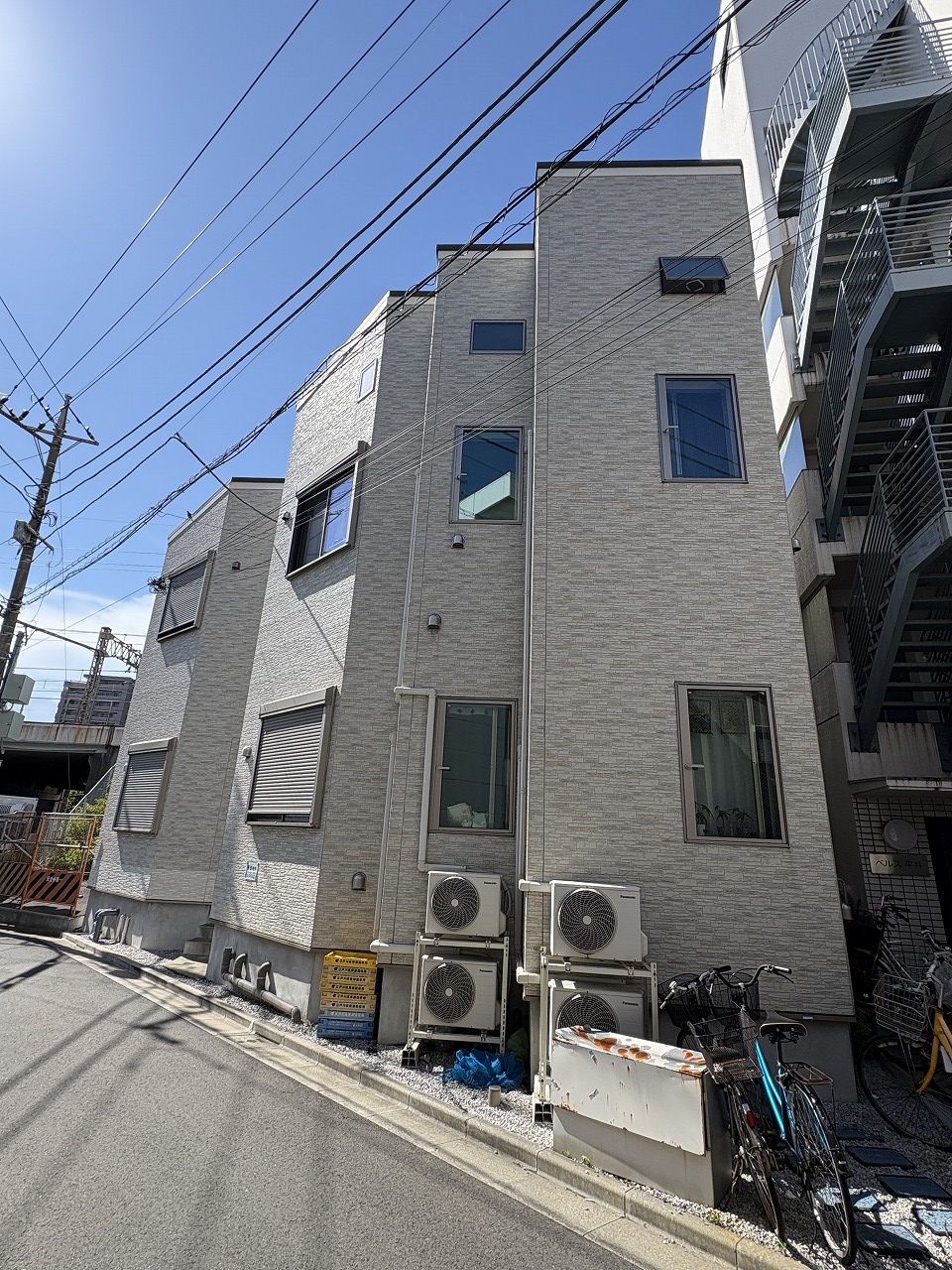 地上2 階建の外観